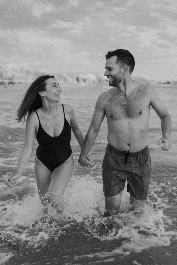 Couple riant aux éclats dans l'eau à Quiberon