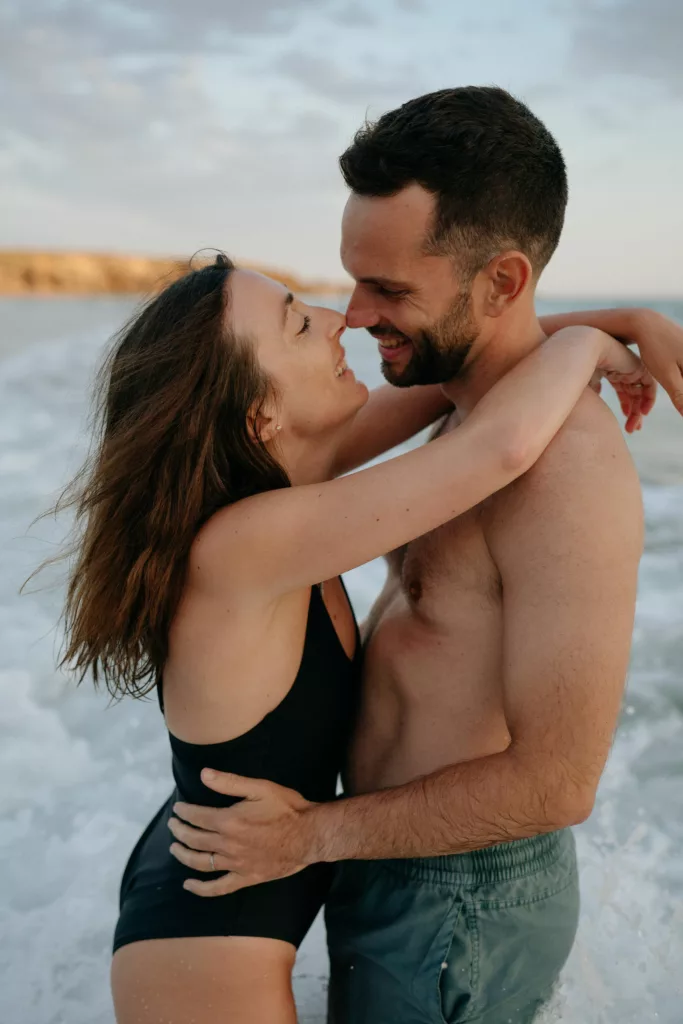 Vague et lumière dorée séance photo couple Quiberon