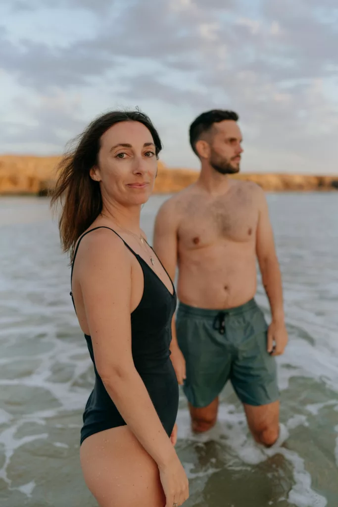 Portrait de couple ambiance décontractée séance maillot de bain