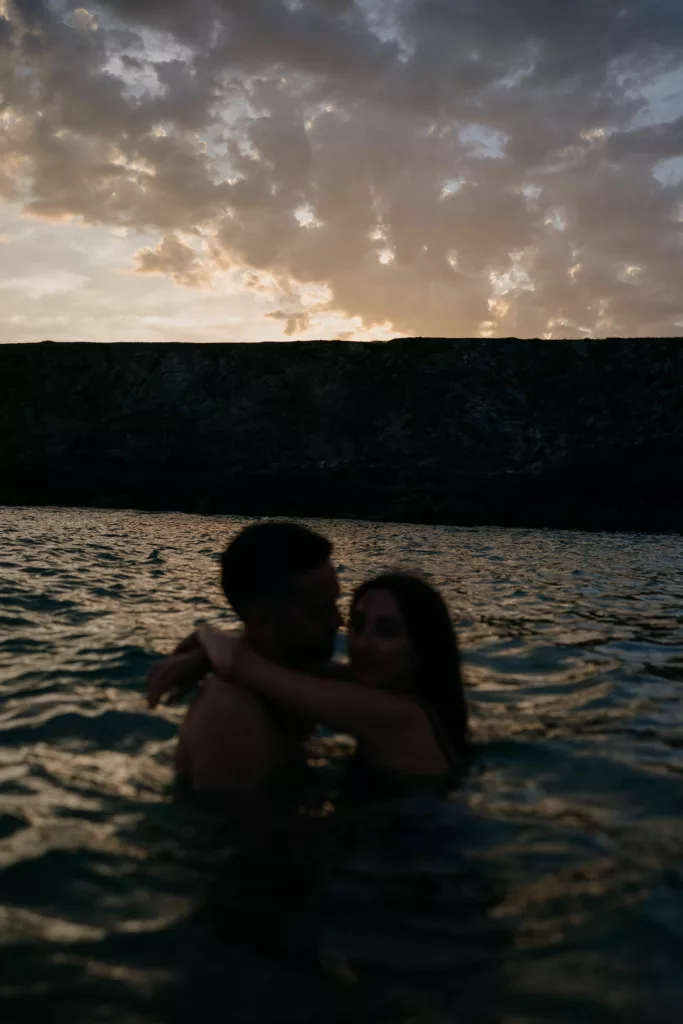 Silhouette romantique du couple face à l'horizon de Quiberon